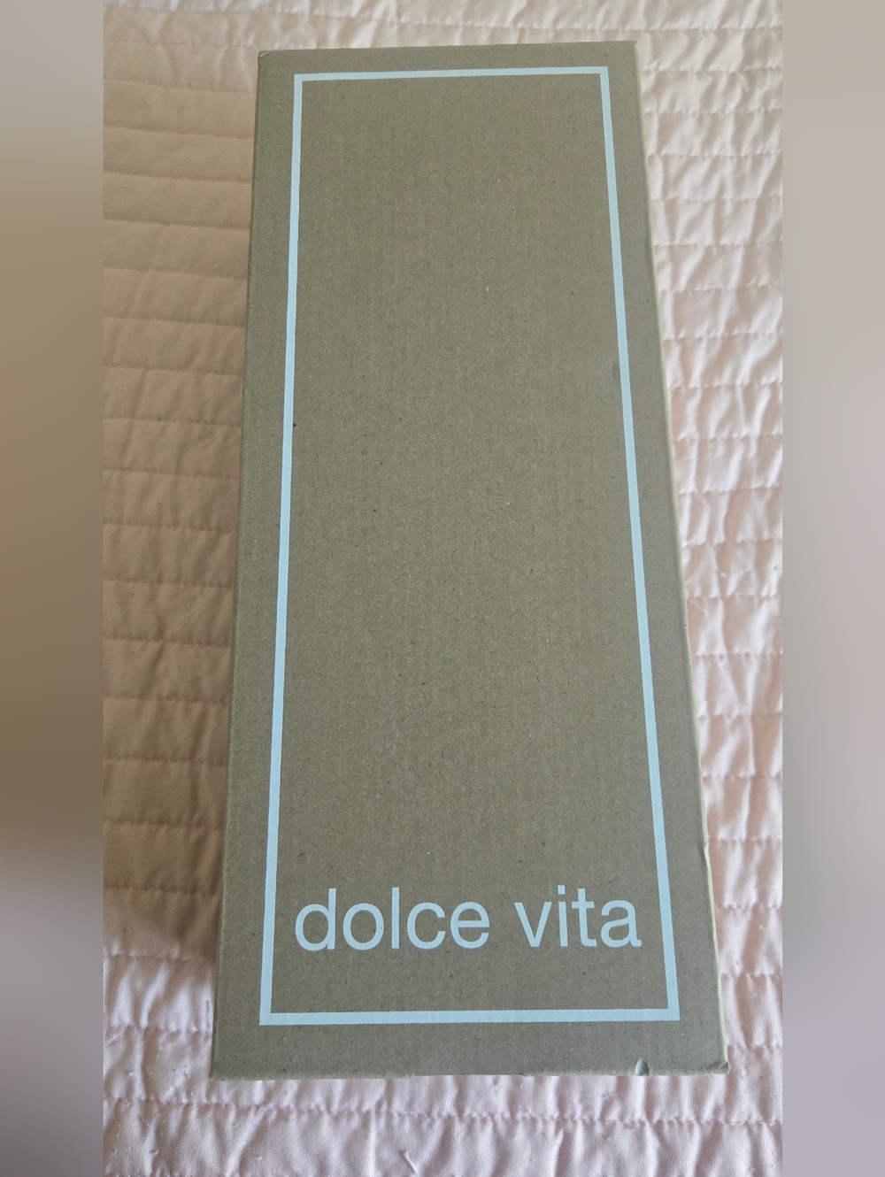 NEW IN BOX!! DOLCE VITA KITTLE LEATHER THONG SANDAL - BLACK/GOLD SIZE 7 - Picture 5 of 5
